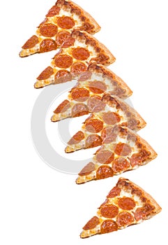Morceaux de pizza triangulaires avec des morceaux de saucisse circulaires