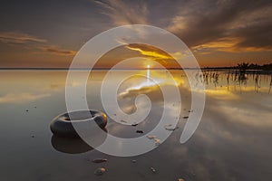 Manana flotar reflexión durante verano amanecer sobre el Playa 