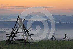 Mattina nebbia Attraverso campo un prati da regione polonia 