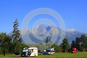 Ranní krajina s kempem v horách Vysokých Tater, Slovensko