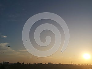 Manana el cielo a lanzar observación de aves sobre el un rio 