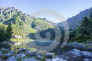 Ranní pohled na Popradské pleso na Slovensku. Tatry