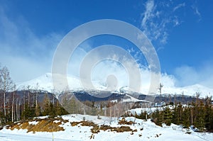 Ranní zimní horská krajina (Tatranská Lomnica, Slovensko)