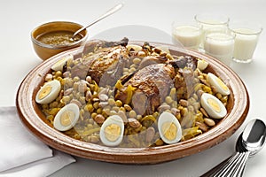 Moroccan couscous with chicken and caramelized Onions