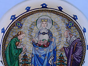 Mozaika s náboženskou tématikou na fasádě kostela