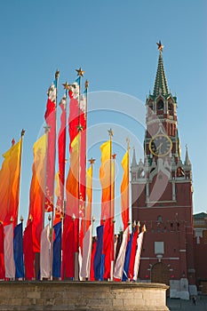 Moskau kreml der Turm a Flaggen 