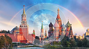 Mosca vista Panoramica della Piazza Rossa e Cremlino di Mosca e San Basilio Cattedrale con l'arcobaleno.