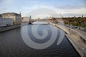 Moscow river overlooks the big Moskvoretsky bridge