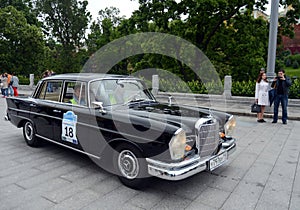 Mercedes-Benz S230 at the start of the rally of old cars in Moscow