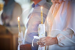 Moscú Septiembre 30 2018 manos velas en iglesia. boda en cristiano iglesia 