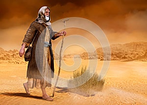 Moisés camina a través de desierto 