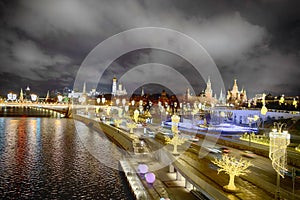 Moskvoretsky bridge and Moskvoretskaya embankment near St. Basil`s Cathedral and the Kremlin