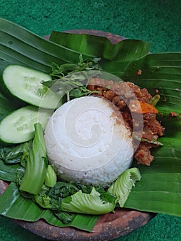 Most Indonesians favorite lunch. rice, vegetables, and spicy meat which is usually called 'oseng mercon'.