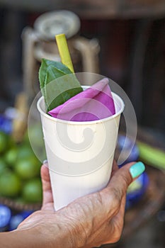 MOT Hoi Ðn is a special Herbal Tea. Its famous of herbal drink with lime and Lotus petals