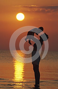 Madre a un nino sobre el Playa 