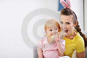 Madre a un nino mordiendo pascua de resurrección conejo Galleta 