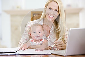 Matka a dieťa v jedáleň prenosný počítač 