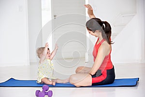 Matka a dieťa robiť jóga 