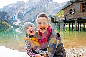 Madre a un nino sobre el en sur Tirol 