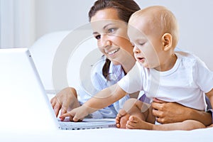 Matka a dítě přenosný počítač 