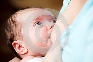 Madre seni alimentazione neonato un bambino 
