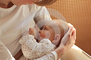 Madre allattamento al seno un bambino 