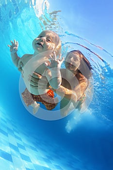 Madre nadar en piscina 