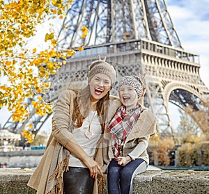 Madre a pasajeros divirtiéndose en París Francia 