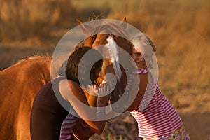 Madre a alimentación su lindo un caballo 