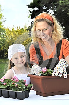 Madre a con jardinería 