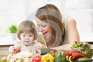 Madre en La cocina creación ensalada 