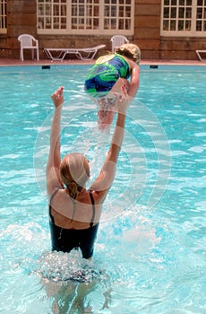 Madre a en piscina 