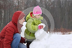 Mother with daughter sculpt snowman