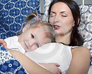 Mother with daughter together in bed smiling, happy family close up, lifestyle people concept, cool real modern family