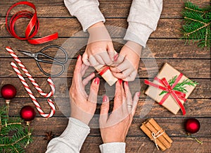 Madre a embalaje regalos de navidad común. a familia 