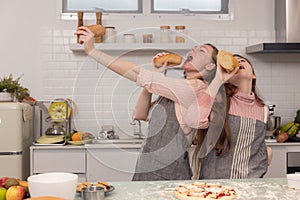 Mother and daughters use bread to sing and entertain one other