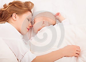 Madre include neonato un bambino dormire comune un letto 