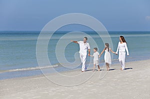 Madre familia sobre el Playa 