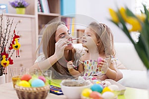 Madre un suo un bambino il dipinto pasqua uova 