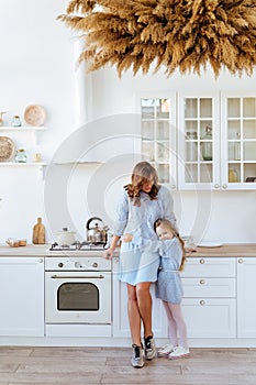 Mother with her kids in the kitchen to xmas