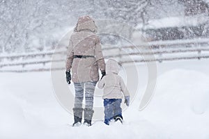 Madre su pequeno en la nieve 