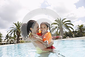 Madre posesión en nadar piscina 