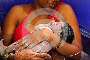 Madre possesso suo neonato un bambino dopo nascita 