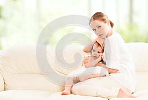 Madre ha abbracciato un protegge suo un bambino 