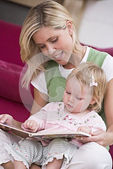 Madre soggiorno lettura un libro un bambino 