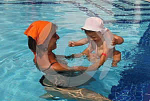 Madre madre un bambino piscina 