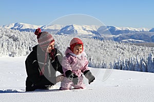 Madre madre a un nino en el invierno la nieve 