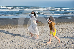 Madre un un figlio correre Spiaggia durante 