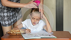 Mother stabbed her daughter hair barrette that performs homework