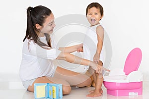 Mother successfully teaches child potty training